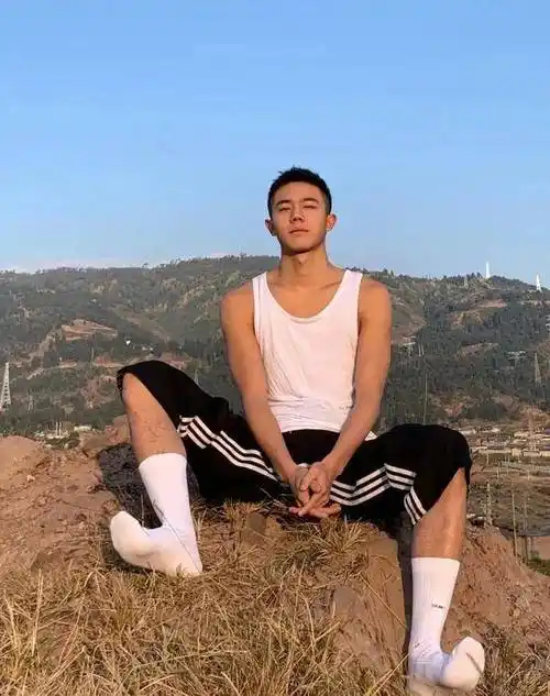长相帅气气质阳刚的肌肉体育生穿白袜模样让人心动着迷