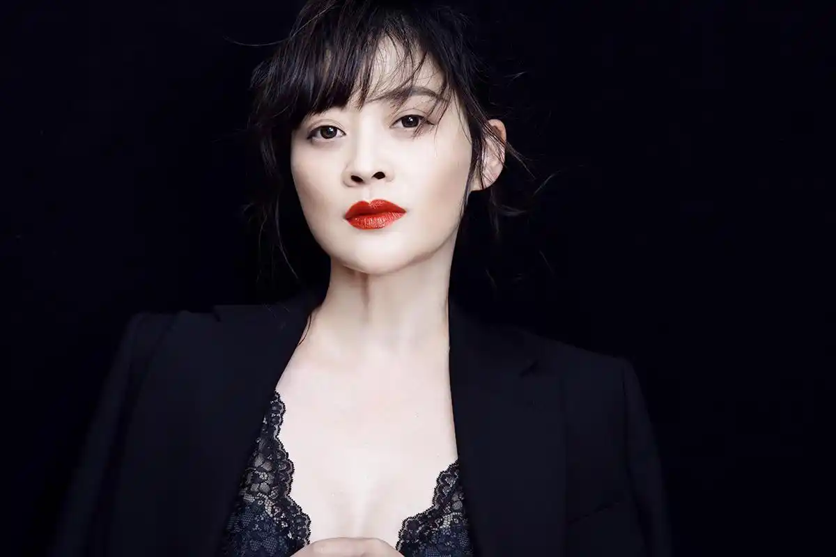 梅婷写真大片曝光 完美身材搭烈焰红唇令人惊艳