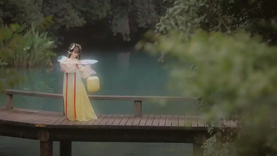 汉服小仙女唯美蝶翼梦幻写真
