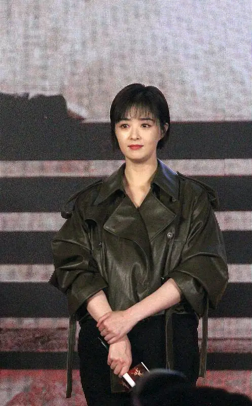 蒋欣的新造型好夸张啊眼线都画到太阳穴了第一眼都没认出来