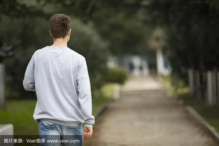 在公园里散步的年轻人