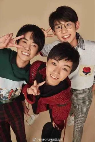 [tfboys][新闻]170729 王俊凯身穿红色格子衬衫拍摄四周年写真 演绎