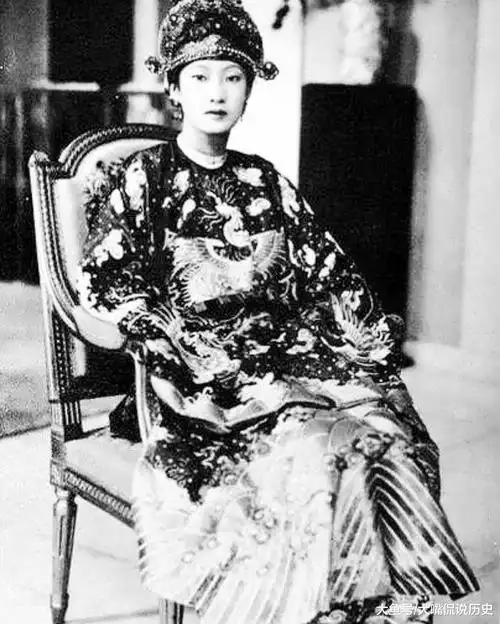 镜头下的历史:两位末代皇后的真实照片,各有秋千