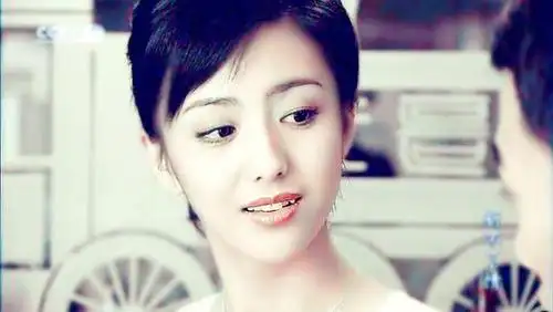 学生时期的佟丽娅因出演尔冬升执导的情感剧《新不了情》而正式出道