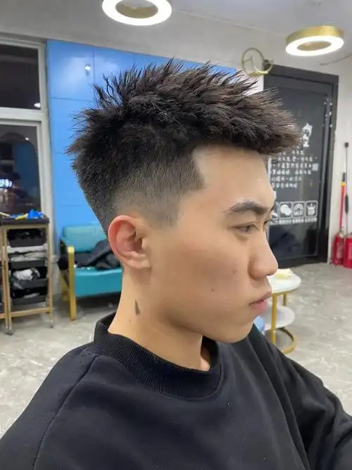 飞机头是一种立体有个性的男士发型,也是打造型男的常用款式,相信很多