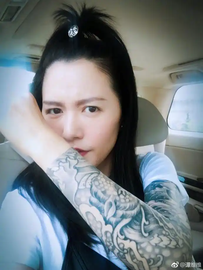 精分少女上线!谭维维大秀花臂放飞自我停不下来