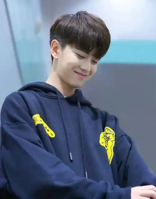 任嘉伦而且他的确不是只有一次短鬓角,其他时候这种发型也好好看.