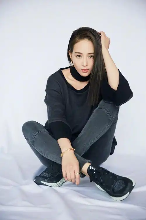 37岁张钧甯走机场穿搭随性没想秀身材奈何牛仔裤自带长腿效果