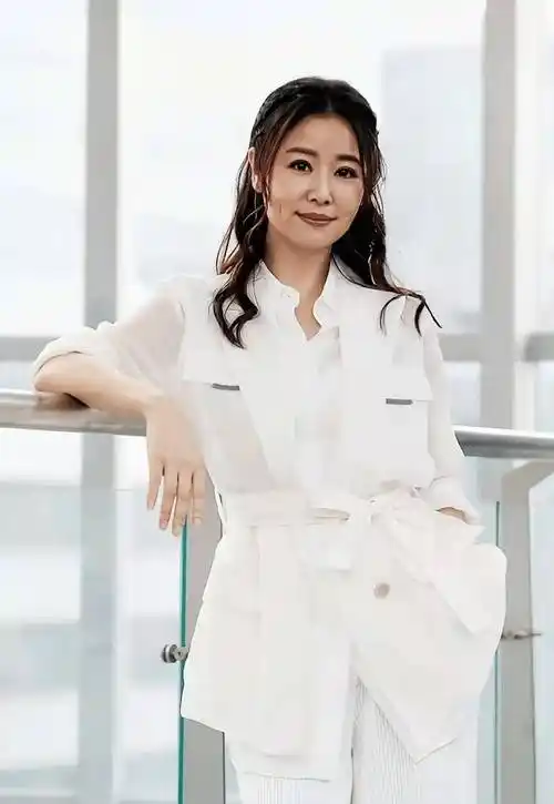 林心如大胆挑战"镂空裙",身材纤细不输00后,45岁太让人羡慕_连衣裙