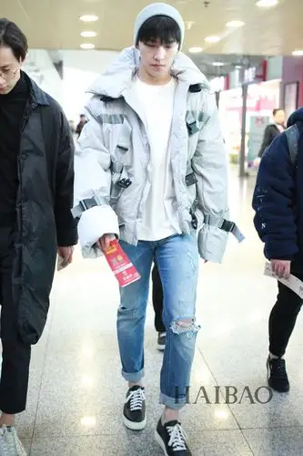 "2018海报街拍instar"候选人杨洋的全年街拍合辑:舒适清爽,帅气又时髦