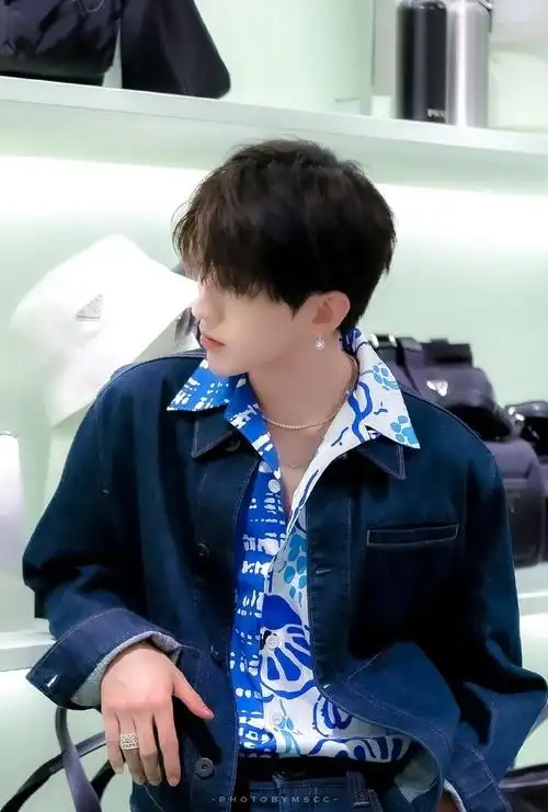 蔡徐坤新歌感受她# l #蔡徐坤2021个人巡回. 来自-mscc·kun- - 尾