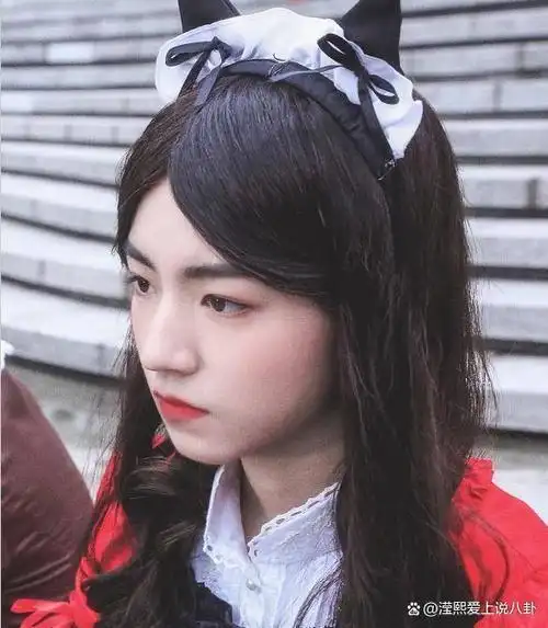 由于年纪轻轻,王俊凯披着一头卷发披肩,一身可爱的女仆装,着实引人