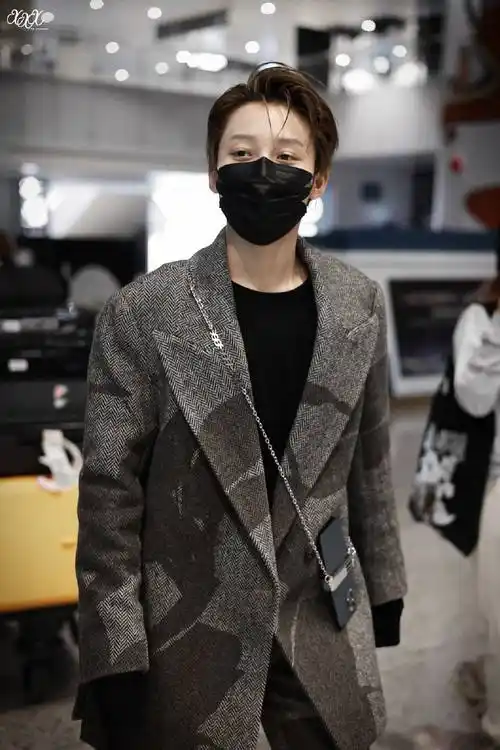 刘雨昕凌晨抵达广州机场灰色西装短裤湿发