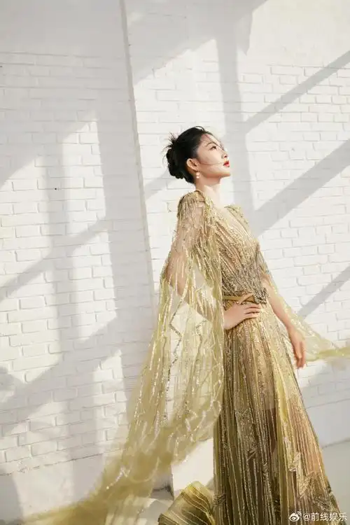 李沁钻石深v露背裙#李沁今日活动礼服好美,大胆尝试深v透视连衣裙