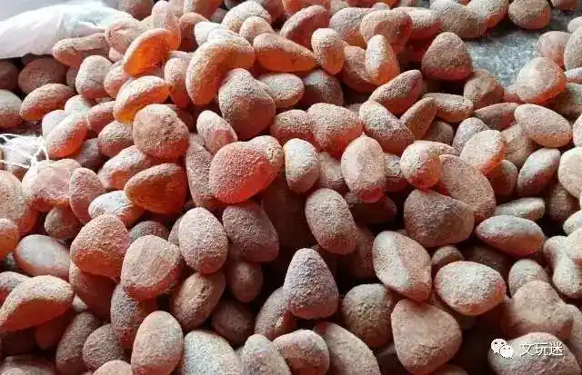 马丽散1,现场打磨的蜜蜡原石下面咱就来说一说文玩市场常见的 6 种