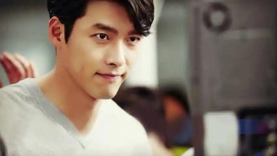 玄彬,是韩国代表性男神,长相高大,但是脸上因为有了酒窝,整个人看起来