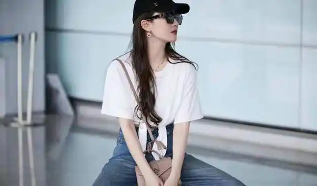 刘亦菲在机场上亮相引热议!罕见露腰真美,"百万造型"高调炫富