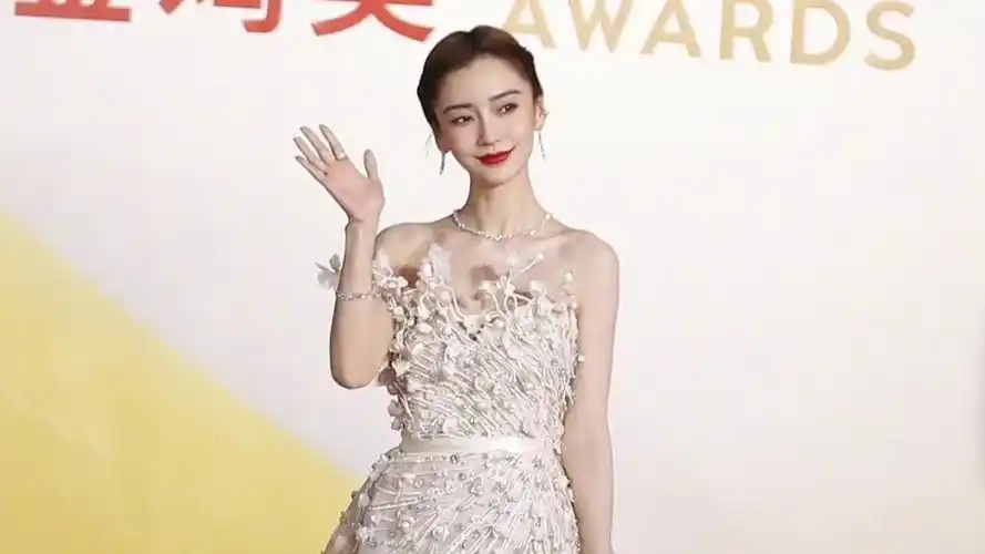 金鸡奖红毯丨angelababy穿繁花抹胸裙生图好绝,怼脸拍美到惊艳