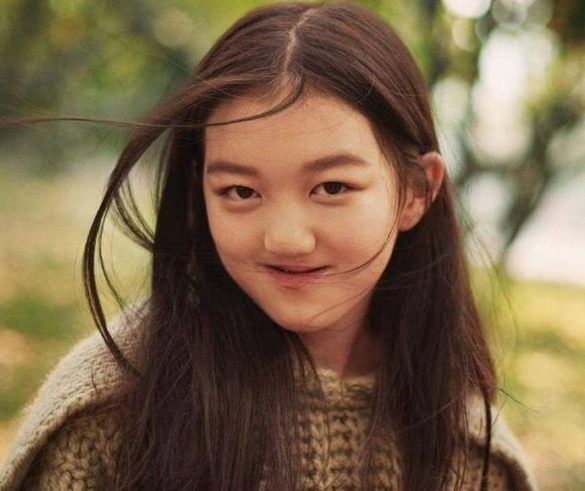 王菲女儿李嫣晒留学美照浓妆艳抹大变样她闺蜜的态度使人疑惑不已