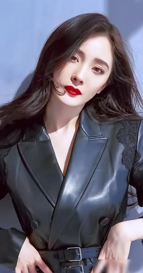 盘点那些穿黑皮衣超酷的女星戚薇最冷艳赵露思帅到让人认不出