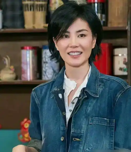 被51岁王菲惊艳,假小子寸头也能hold住,难怪她能成传奇_发型_短发