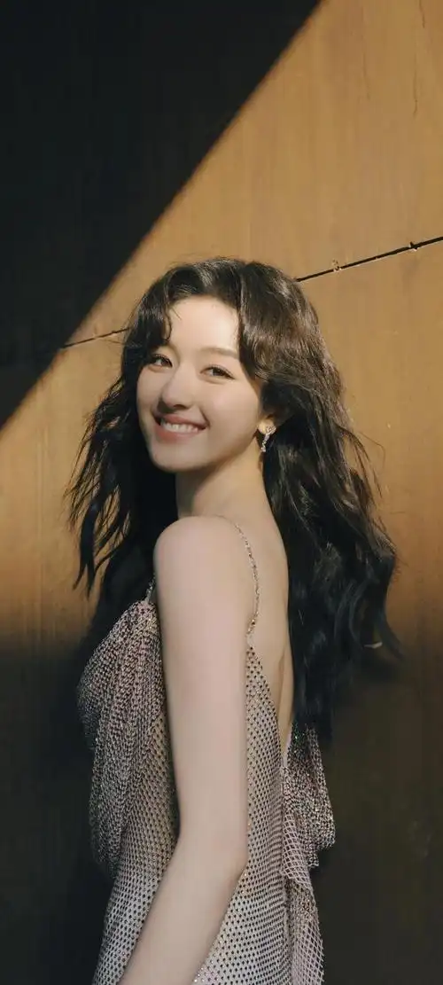 李兰迪以一头乌黑亮丽的长发和清新脱俗的妆容出现在我们面前.