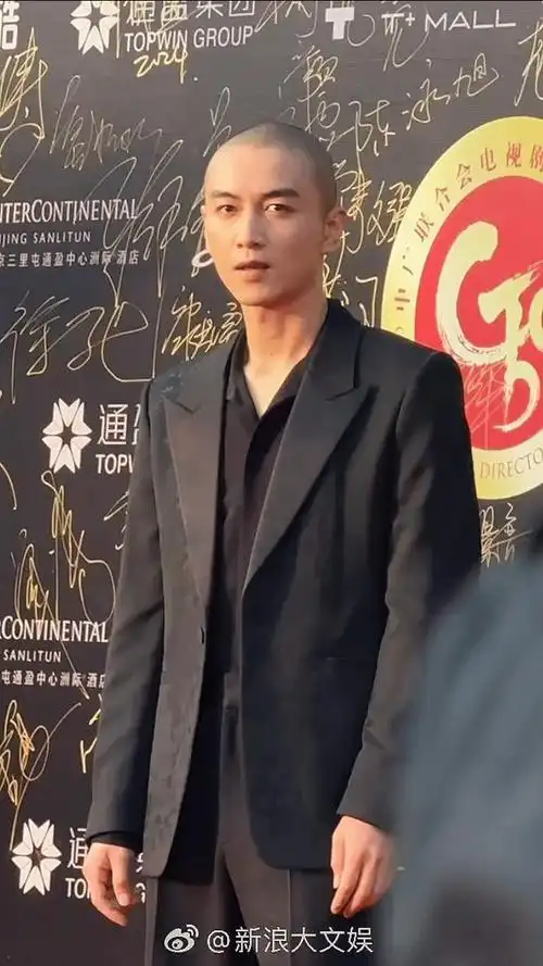 北京这天,被"光头造型"走红毯的陈晓惊艳,有颜任性却惊艳全场