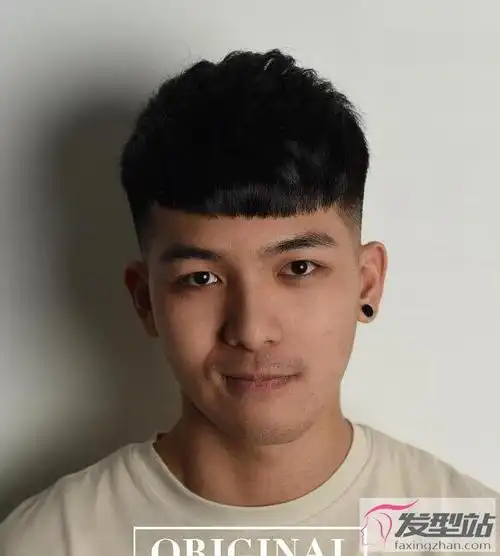 学生发型男生剃两边 型男必备的渐层短发发型图片
