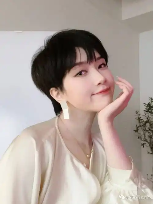 "35 款露耳超短发"_发型_短发_女生