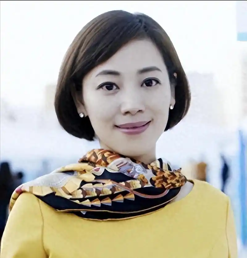 央视主持劳春燕:和丈夫分居17年,怀孕还要上班,风光背后有心酸