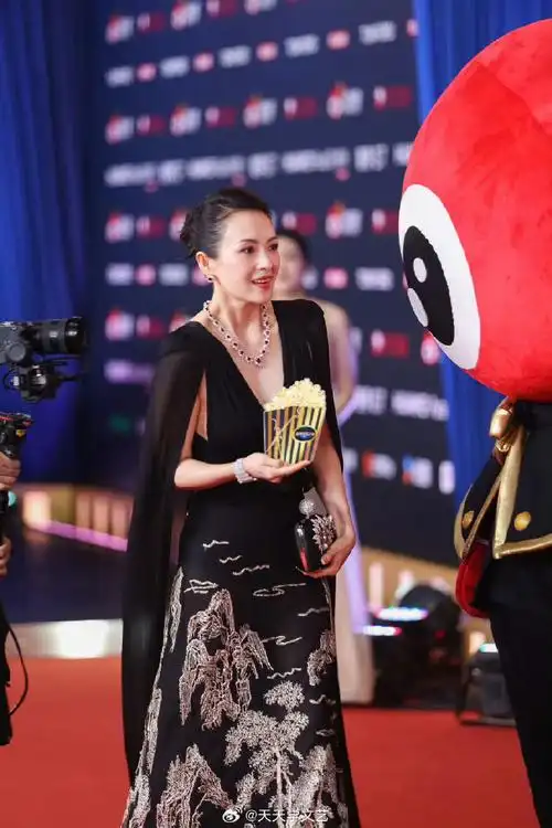 一身黑色深v礼裙搭配黑色薄纱披肩气场全开,不愧是章子怡!