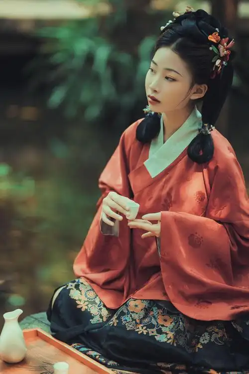 清纯少女古装风户外迷人写真