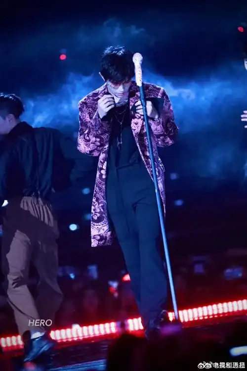 易烊千玺立麦眼镜杀