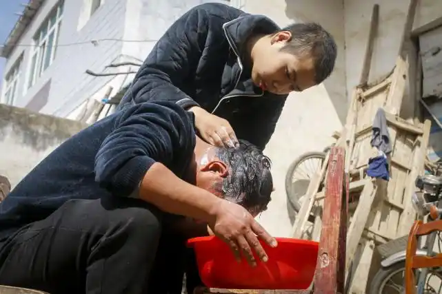 单亲父亲带重症儿苦撑两年,儿子:来生还做父子,以报养育之恩