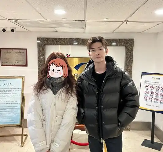 张翰带着细框眼镜看起来清爽温柔,不得不说私下的张翰颜值还是很抗打