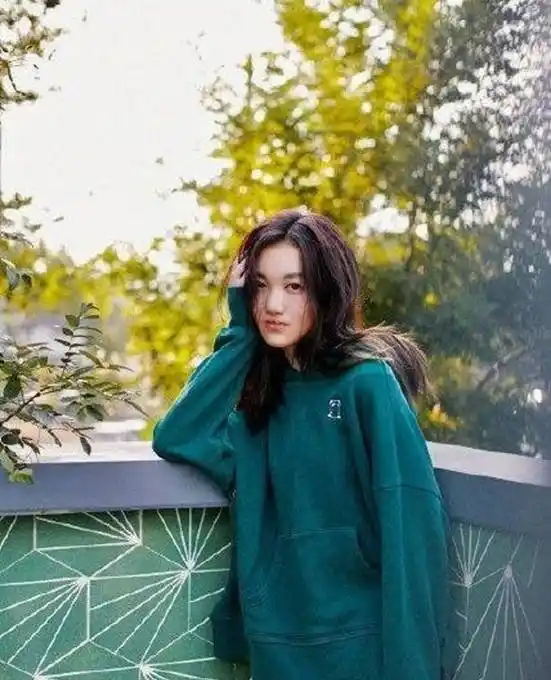 王菲女儿李嫣大秀好身材!14岁近照似超模,照片背景惹争议