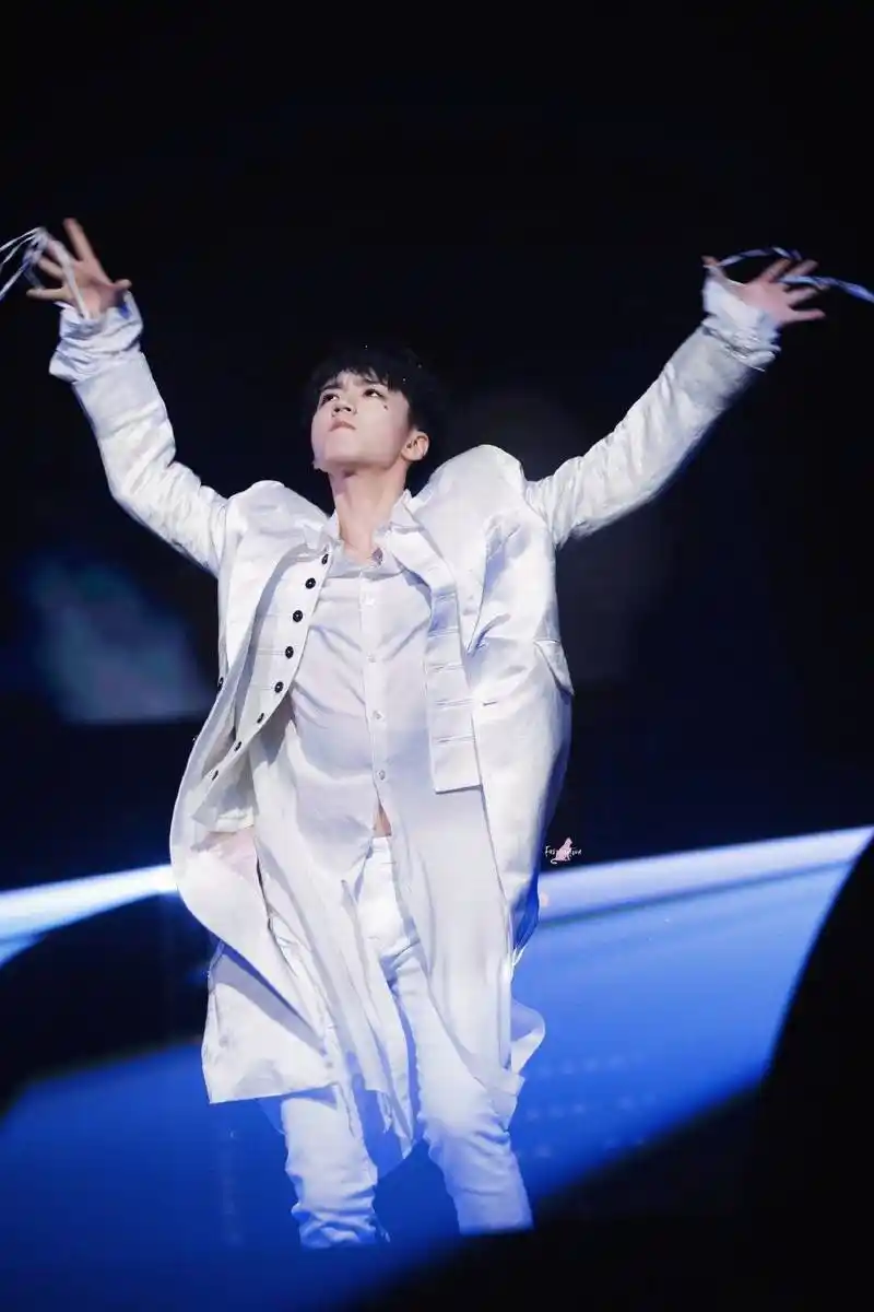 tfboys分享200423王俊凯拥抱舞台合集是天生的舞台王者凯