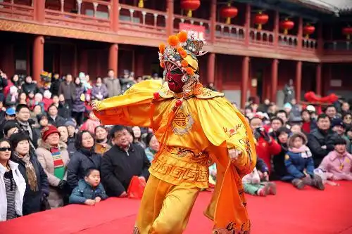 2月18日,正月初五,民间艺人在北京东岳庙春节文化庙会上表演