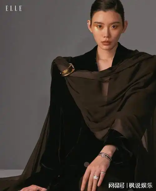 奚梦瑶烈焰红唇高冷矜贵 比例完美似优雅白天鹅|时尚|模特_网易订阅