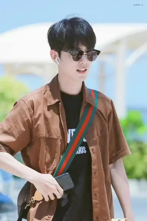 肖战##肖战我喜欢你#那年前往阿布扎比,码头挥手道别的阳光大男篅@x