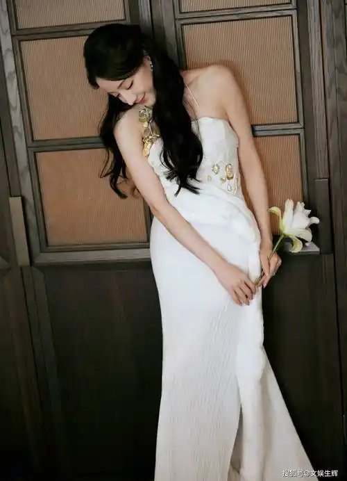 迪丽热巴仙女下凡白裙亮相惊艳全场