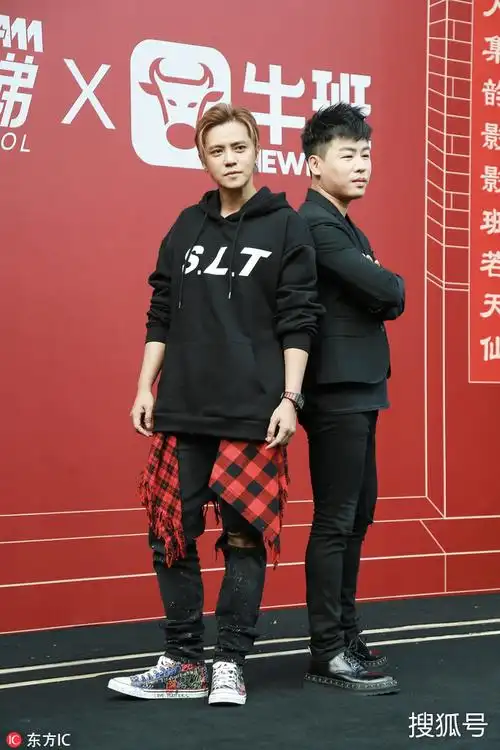 罗志祥扎小辫穿"裙子"潮爆 胡彦斌和他比腿赢了