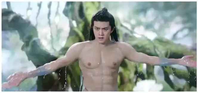 经典的一幕来了,任嘉伦带着他的假腹肌出水了,虽说之前有打过预防针