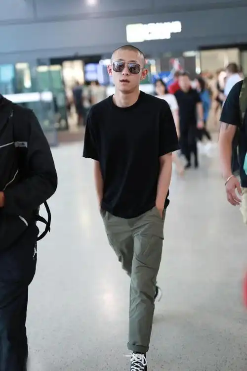 搭配上面就是成功的,黑色加军绿色的配色,很有阳刚之气,男人味儿十足