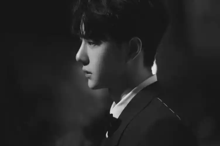 王一博造型,穿着maison margiela"icons"经典系列出镜,立体修身的西装