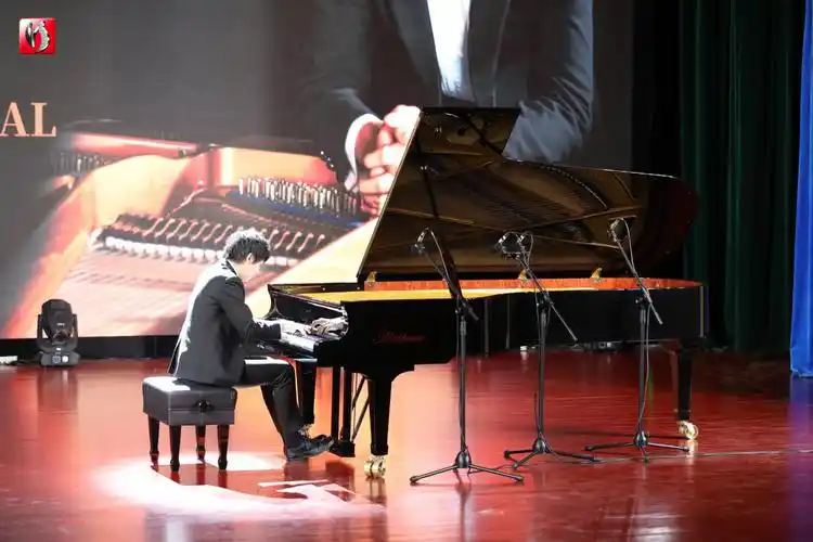 德国博兰斯勒少年钢琴家雷羽独奏音乐会现场