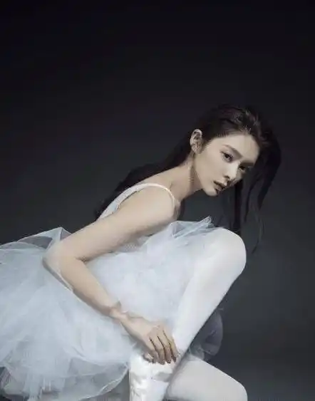 火箭少女解散后,傅菁"失控式"变瘦,腿细到一只手都能握过来_女孩_因为