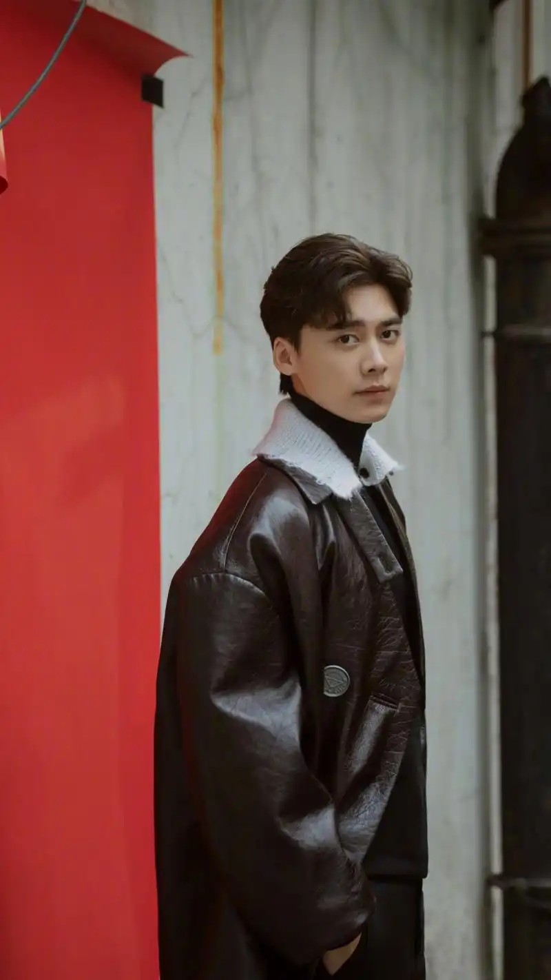 歌手李易峰,演技出众,绅士儒雅,帅气英俊,来看帅照吧