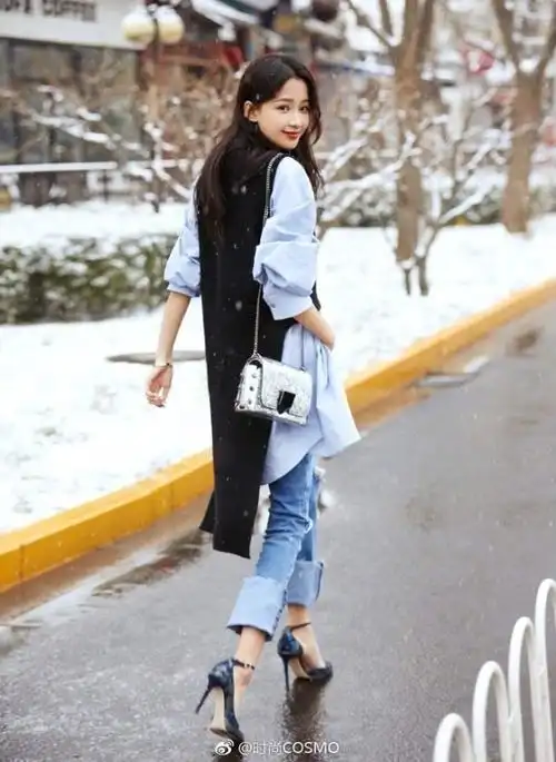 当红小花孙怡最新街拍美翻天,网友:之前像李沁现在像倪妮