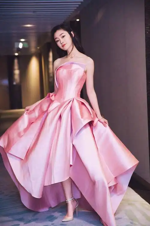 宋轶是出了名的白皮肤,她的肤色属于冷白皮,是全身白的类型,当她提起